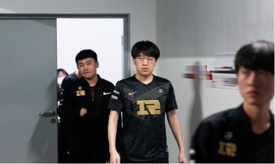 手的防线调 手的防线调